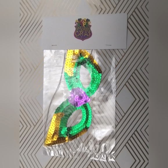 New Mardi Gras Sequin Mask - Picture 5 of 5